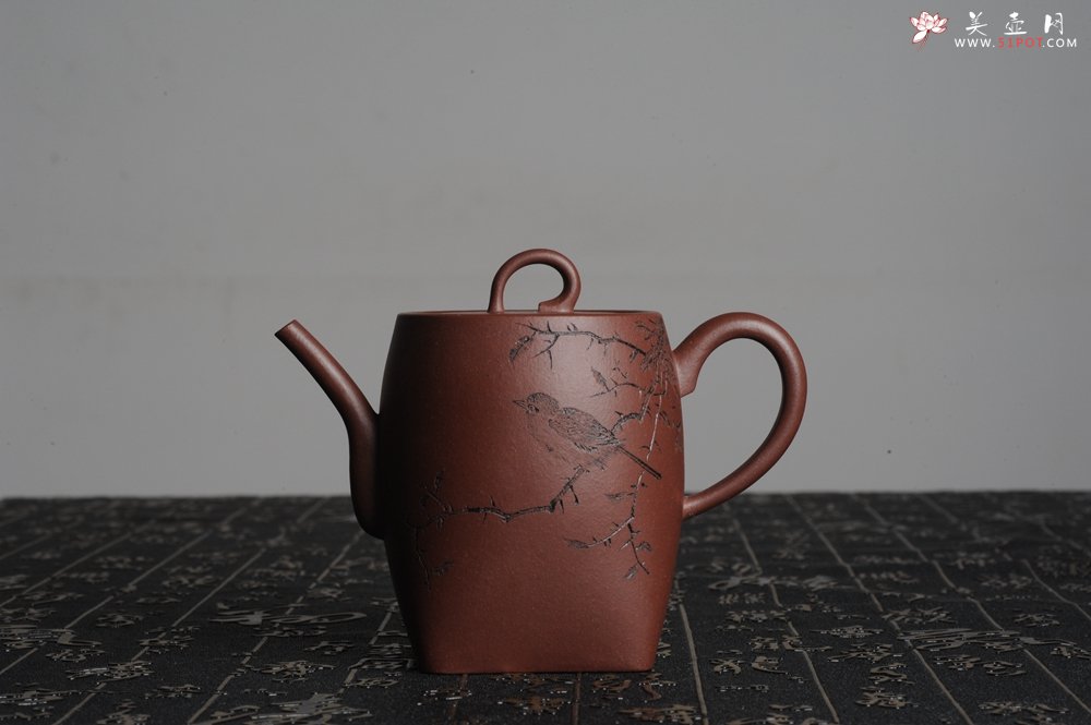 紫砂壶图片：全手工舍得套组 采用优质龙血砂泥料 助工袁德波精心装饰花鸟 - 宜兴紫砂壶网