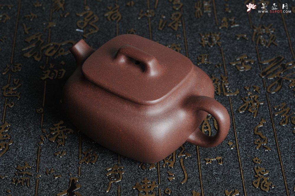 紫砂壶图片：优质紫泥 美壶特惠小四方 泥料油润 一捺底 - 宜兴紫砂壶网