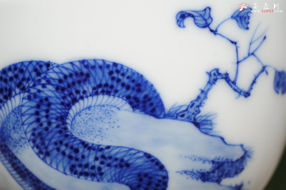 紫砂壶图片：生肖蛇 景德镇全手工手绘青花主人杯  - 宜兴紫砂壶网