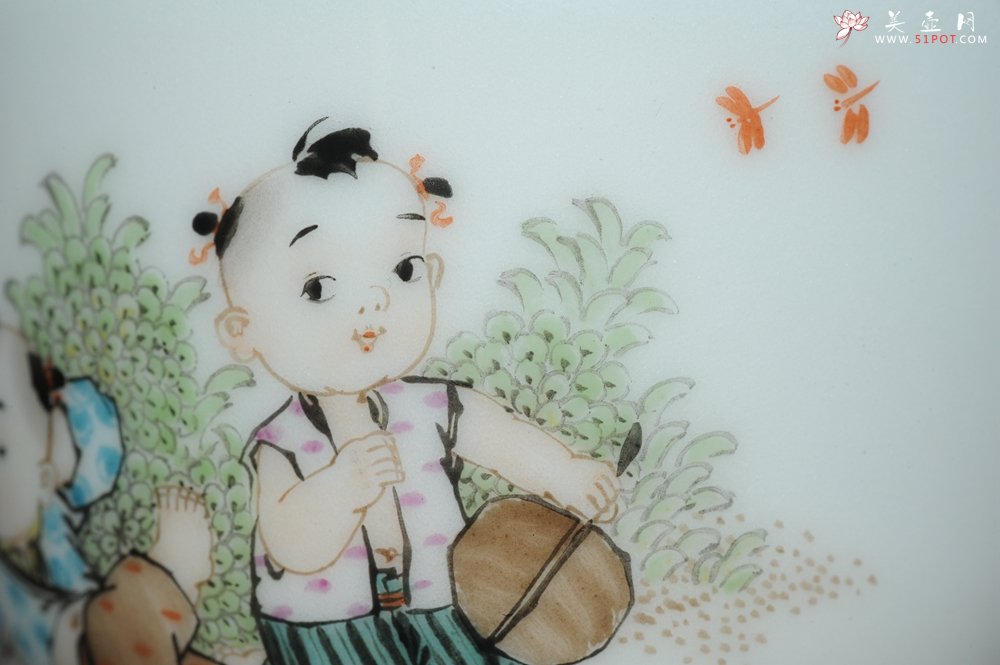 紫砂壶图片：双童子读小人书扇扇子 景德镇主人杯 - 宜兴紫砂壶网