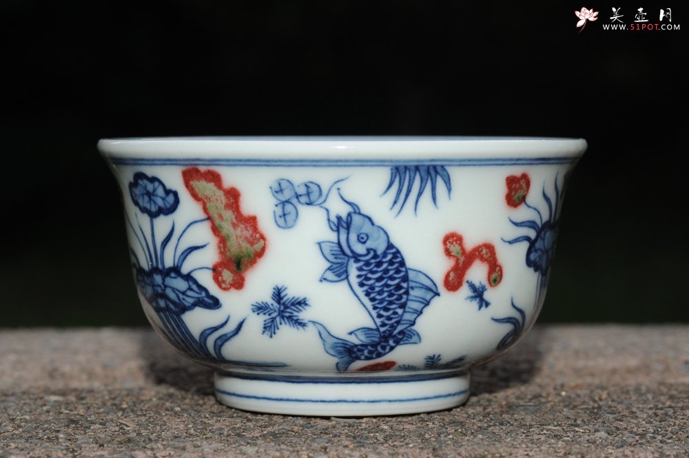 紫砂壶图片：青花釉里红鱼藻纹压手杯 景德镇主人杯  - 宜兴紫砂壶网