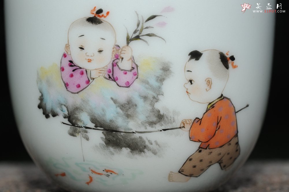 紫砂壶图片：彩绘 童子钓鱼杯 栩栩如生 景德镇主人杯 - 宜兴紫砂壶网