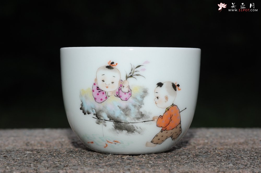 紫砂壶图片：彩绘 童子钓鱼杯 栩栩如生 景德镇主人杯 - 宜兴紫砂壶网
