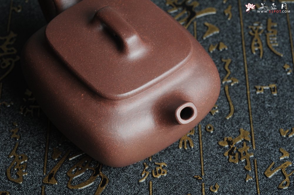 紫砂壶图片：优质紫泥 美壶特惠小四方 泥料油润 一捺底 - 宜兴紫砂壶网