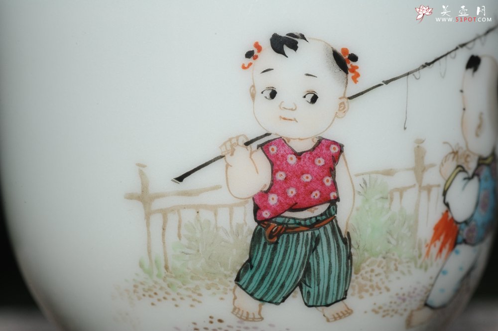 紫砂壶图片：双童子准备去钓鱼 景德镇主人杯 - 宜兴紫砂壶网