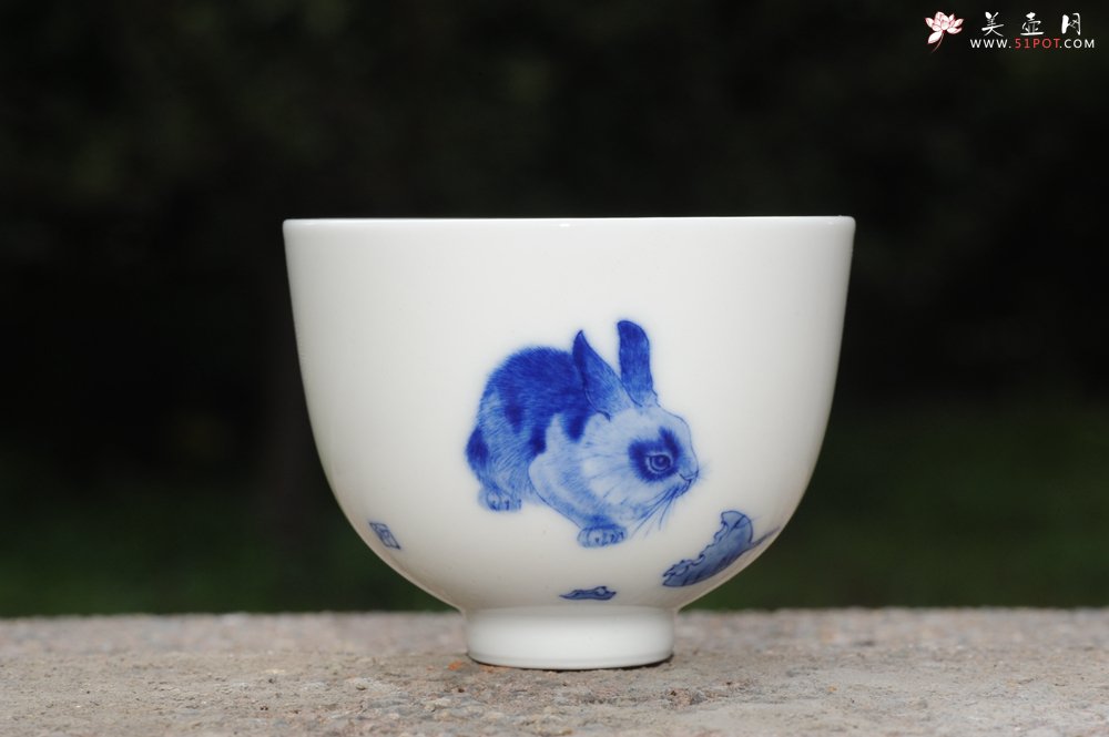 紫砂壶图片：生肖兔 景德镇全手工手绘青花主人杯 - 宜兴紫砂壶网
