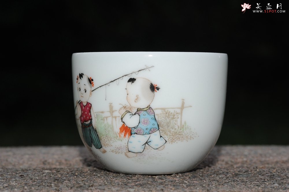 紫砂壶图片：双童子准备去钓鱼 景德镇主人杯 - 宜兴紫砂壶网