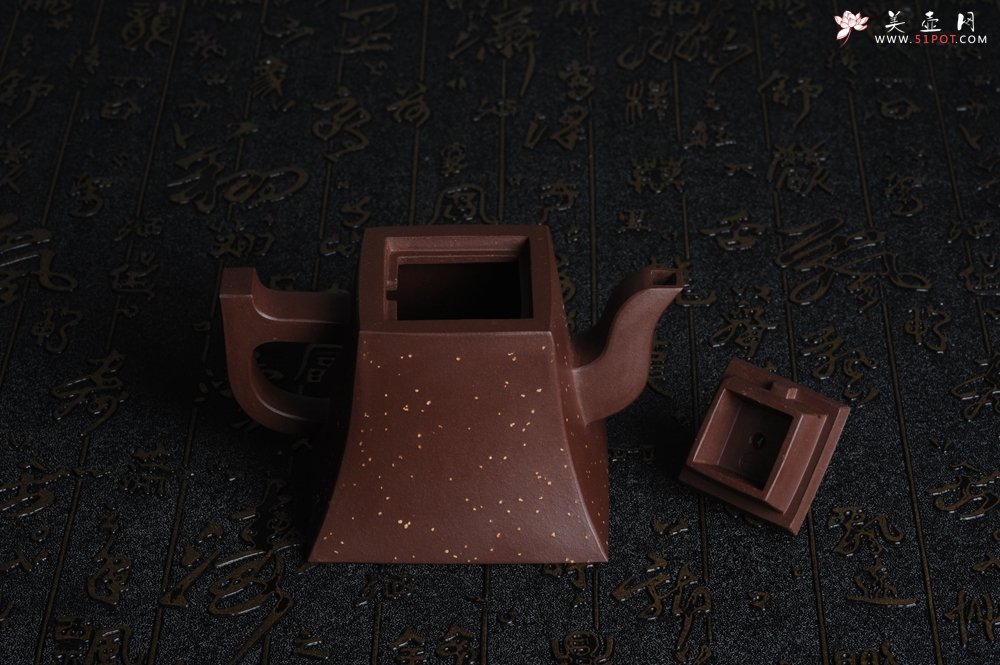 紫砂壶图片：美壶特惠 全手工四方镶制铺砂方钟 一气呵成 口盖完美无暇 未整过口 不露砂 - 宜兴紫砂壶网