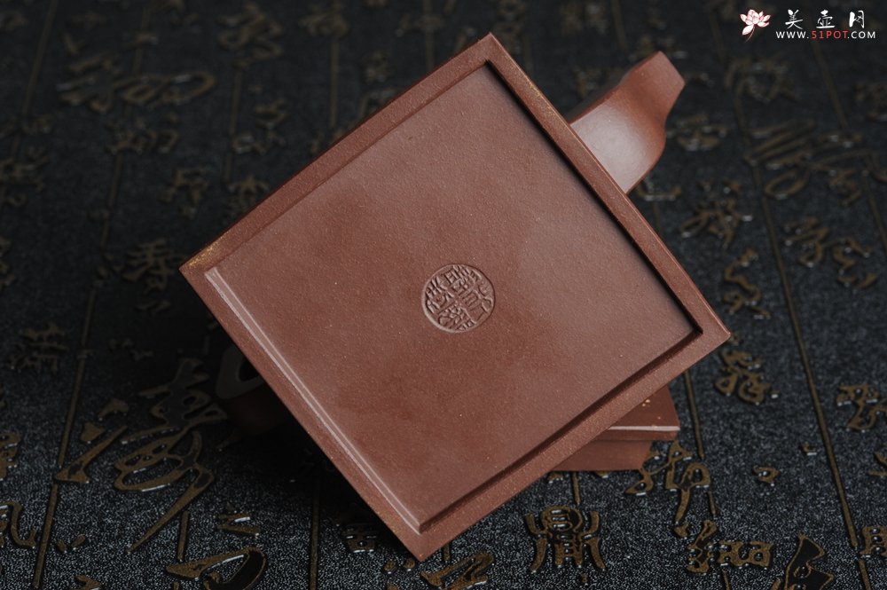 紫砂壶图片：美壶特惠 全手工四方镶制铺砂方钟 一气呵成 口盖完美无暇 未整过口 不露砂 - 宜兴紫砂壶网