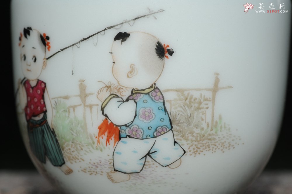 紫砂壶图片：双童子准备去钓鱼 景德镇主人杯 - 宜兴紫砂壶网