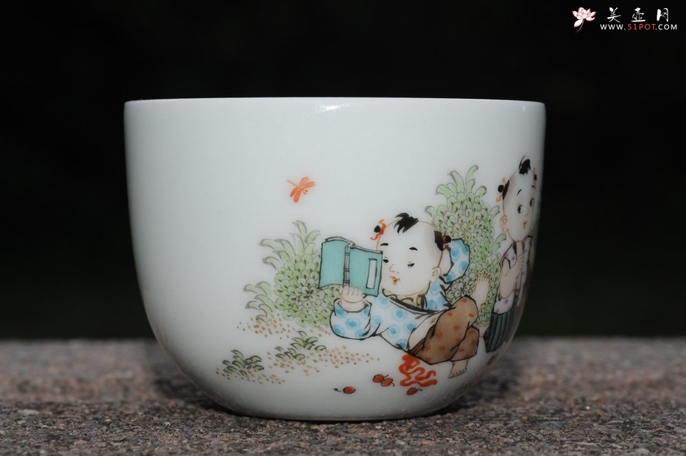 紫砂壶图片：双童子读小人书扇扇子 景德镇主人杯 - 宜兴紫砂壶网