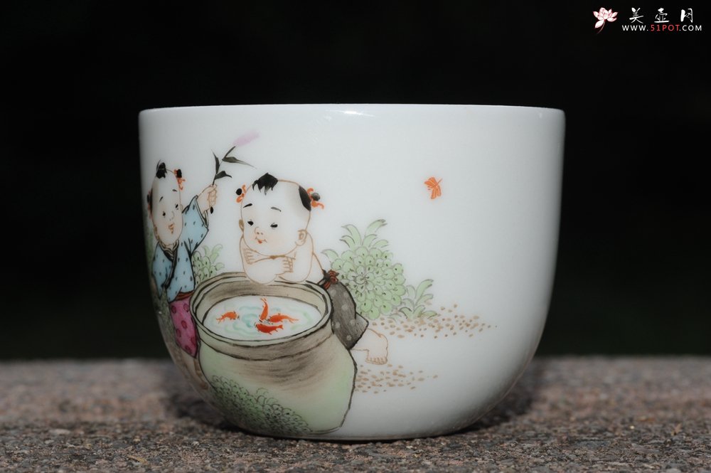 紫砂壶图片：双童子赏鱼 景德镇主人杯 - 宜兴紫砂壶网