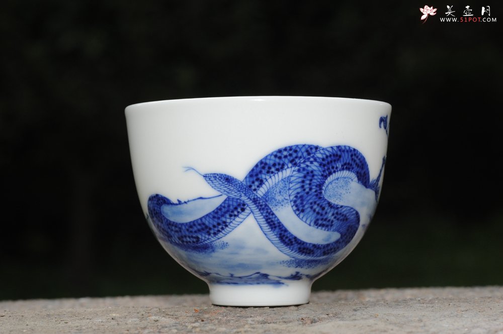 紫砂壶图片：生肖蛇 景德镇全手工手绘青花主人杯  - 宜兴紫砂壶网