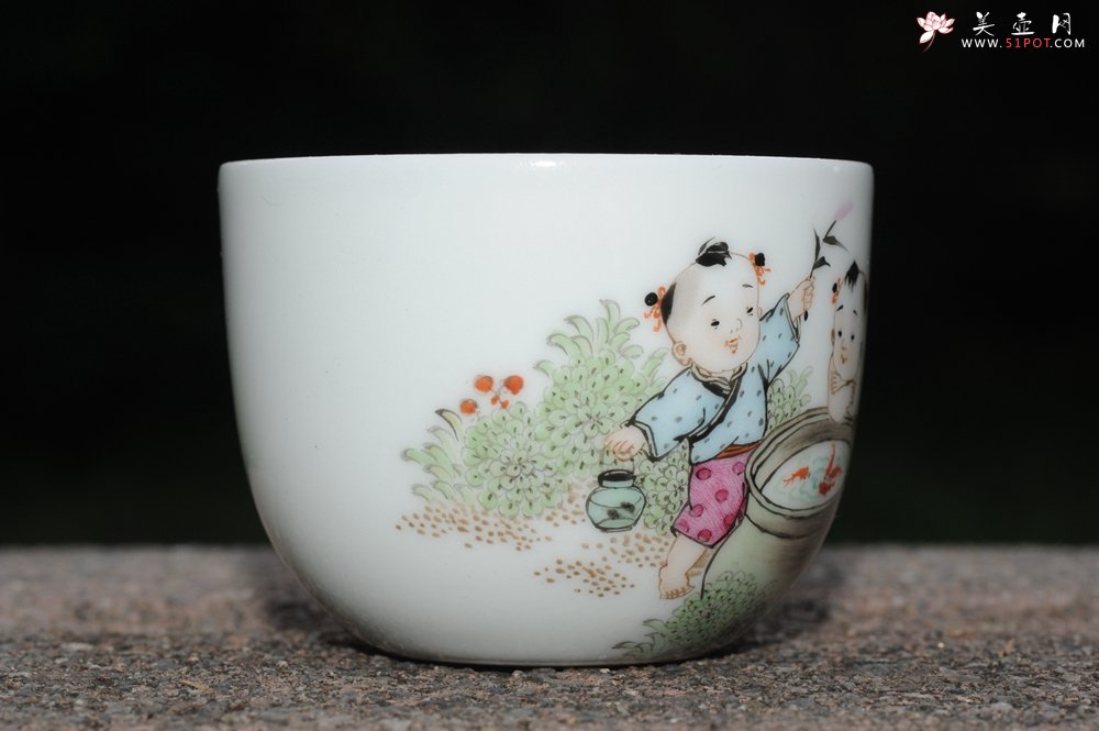 紫砂壶图片：双童子赏鱼 景德镇主人杯 - 宜兴紫砂壶网