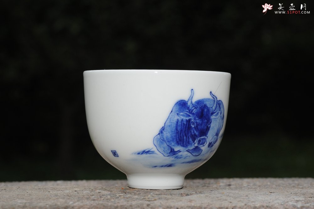 紫砂壶图片：生肖牛 景德镇全手工手绘青花主人杯 - 宜兴紫砂壶网