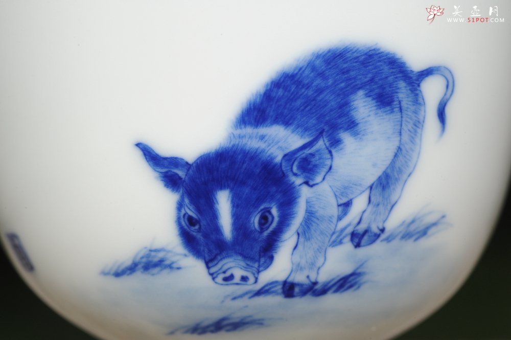 紫砂壶图片：生肖猪 景德镇全手工手绘青花主人杯 - 宜兴紫砂壶网