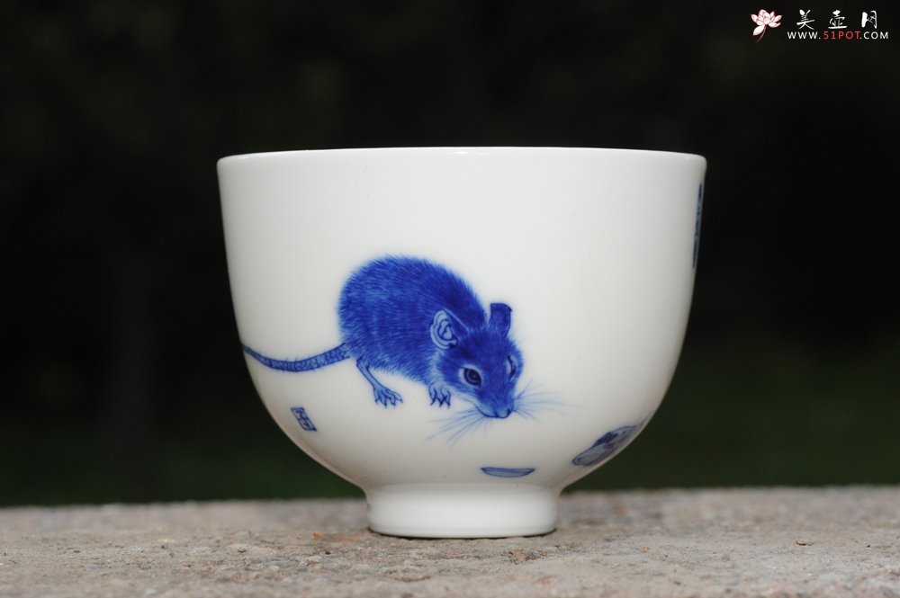 紫砂壶图片：生肖鼠 景德镇全手工手绘青花主人杯 - 宜兴紫砂壶网