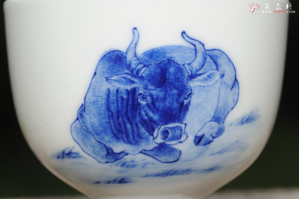 紫砂壶图片：生肖牛 景德镇全手工手绘青花主人杯 - 宜兴紫砂壶网