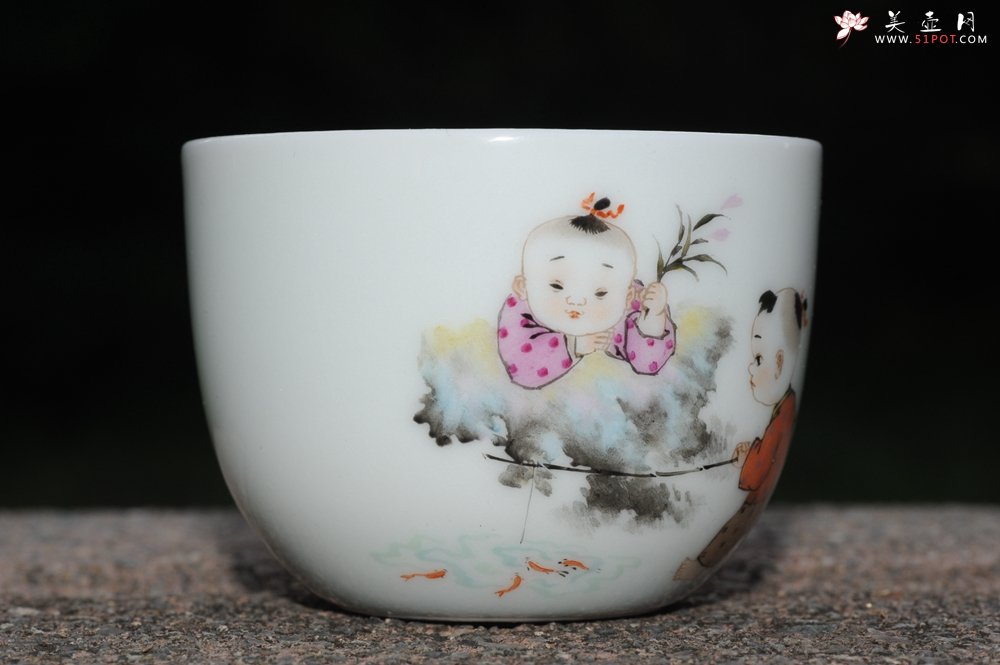 紫砂壶图片：彩绘 童子钓鱼杯 栩栩如生 景德镇主人杯 - 宜兴紫砂壶网