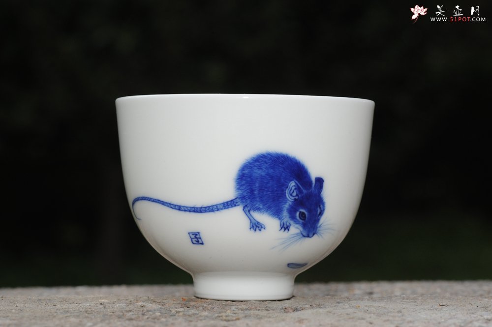 紫砂壶图片：生肖鼠 景德镇全手工手绘青花主人杯 - 宜兴紫砂壶网
