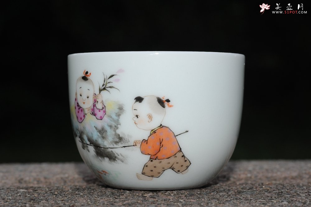 紫砂壶图片：彩绘 童子钓鱼杯 栩栩如生 景德镇主人杯 - 宜兴紫砂壶网