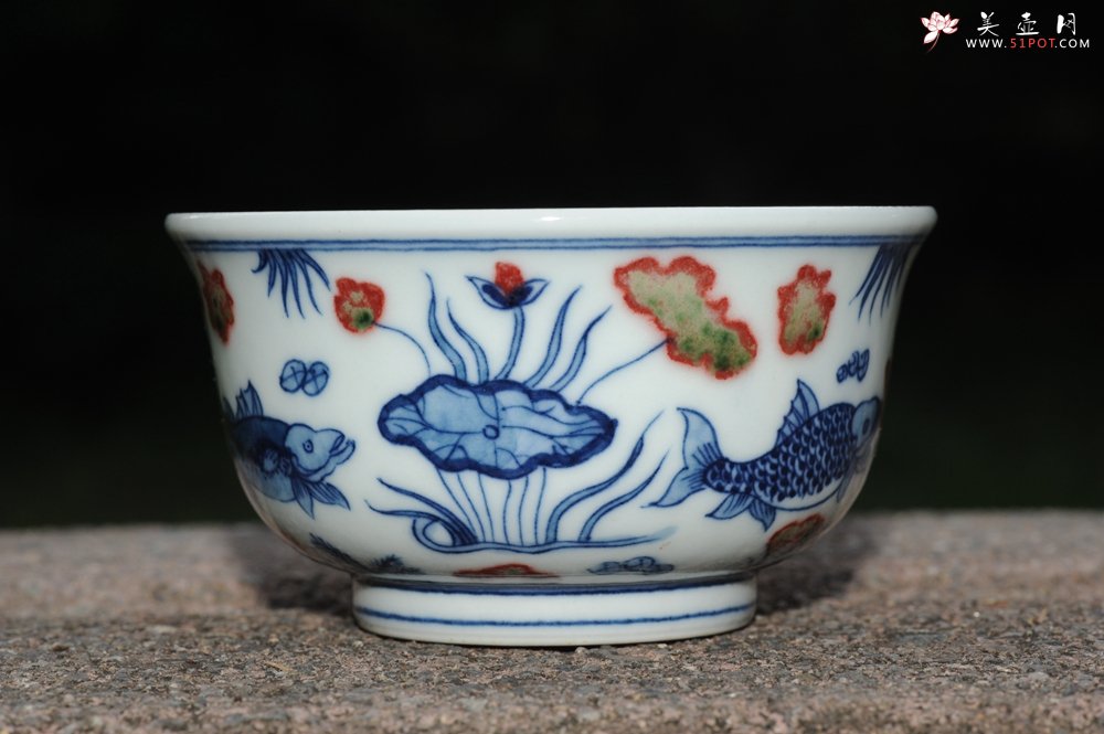 紫砂壶图片：青花釉里红鱼藻纹压手杯 景德镇主人杯  - 宜兴紫砂壶网