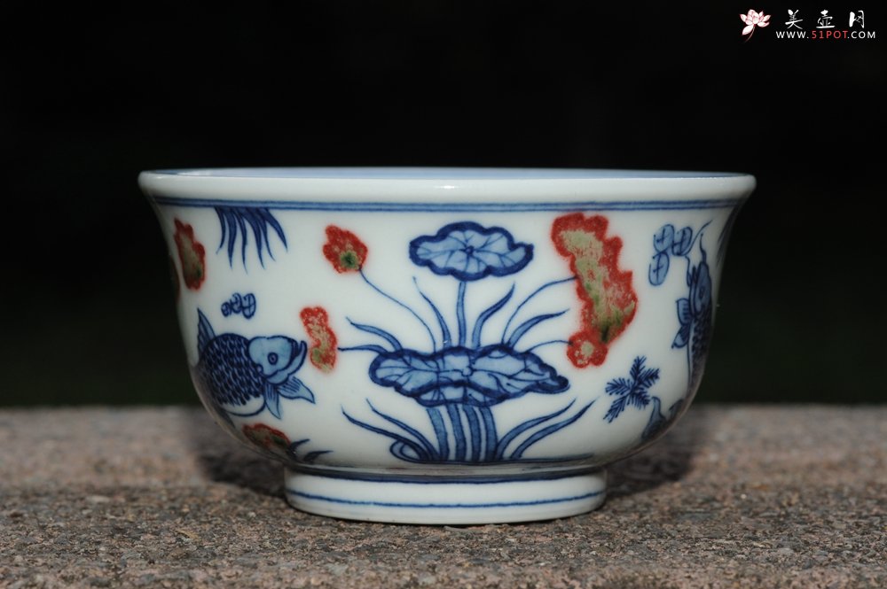 紫砂壶图片：青花釉里红鱼藻纹压手杯 景德镇主人杯  - 宜兴紫砂壶网