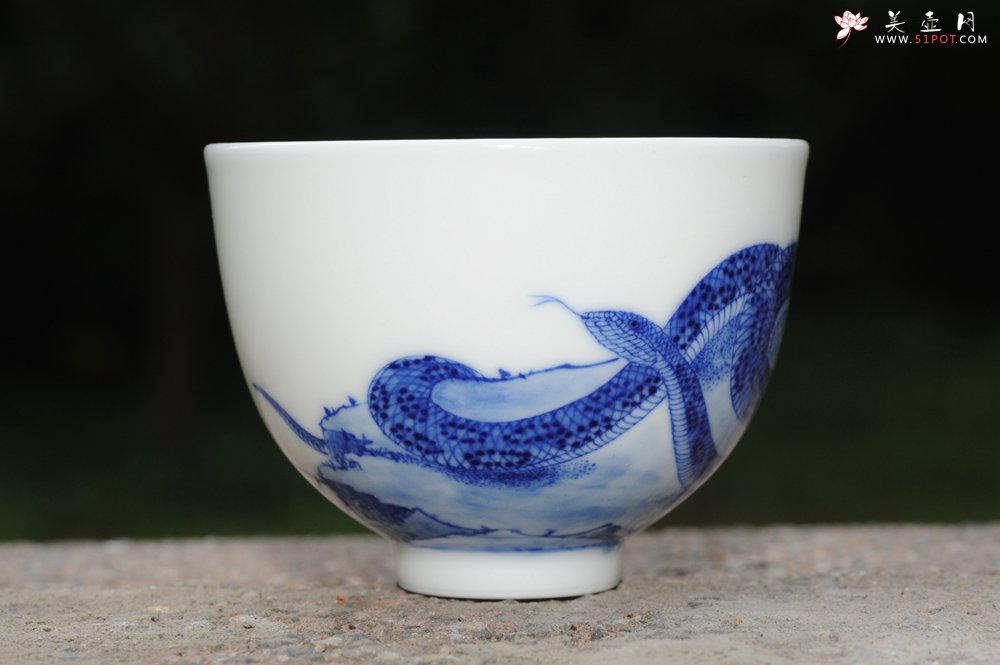 紫砂壶图片：生肖蛇 景德镇全手工手绘青花主人杯  - 宜兴紫砂壶网