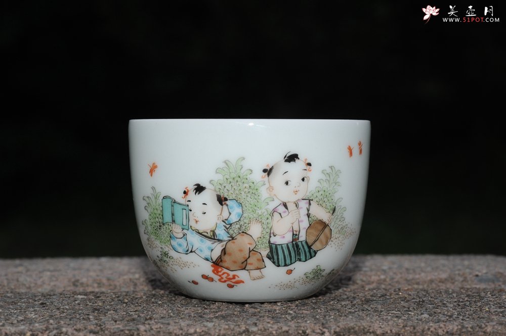 紫砂壶图片：双童子读小人书扇扇子 景德镇主人杯 - 宜兴紫砂壶网