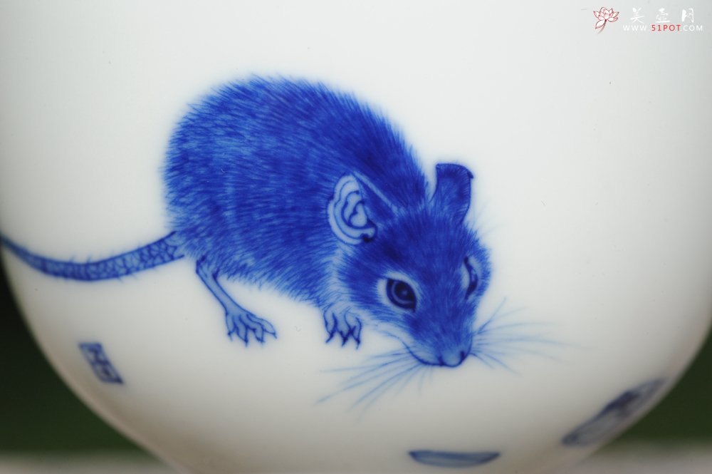紫砂壶图片：生肖鼠 景德镇全手工手绘青花主人杯 - 宜兴紫砂壶网
