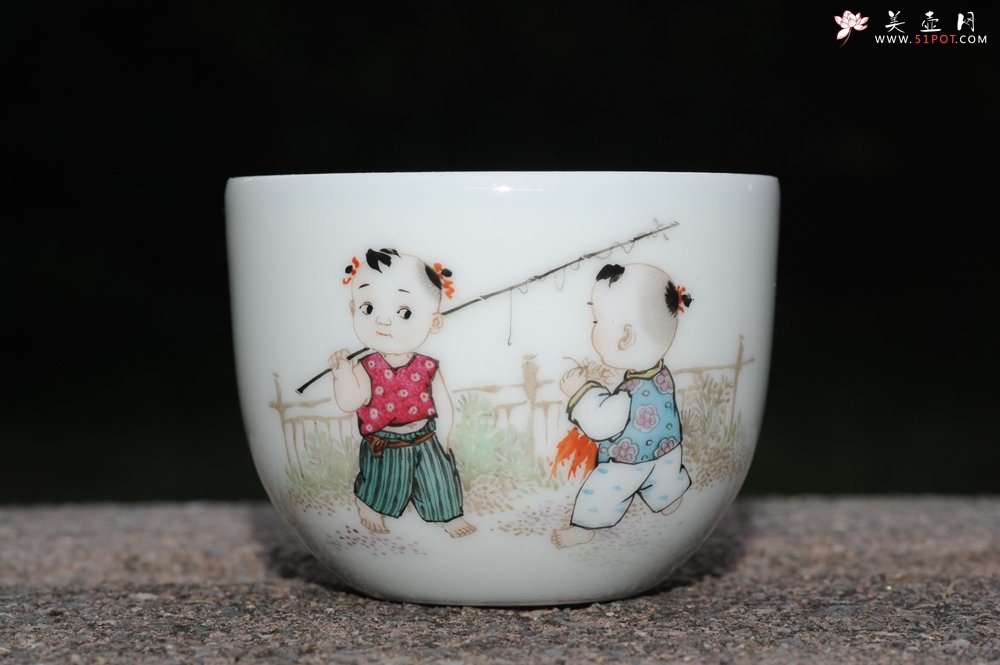 紫砂壶图片：双童子准备去钓鱼 景德镇主人杯 - 宜兴紫砂壶网