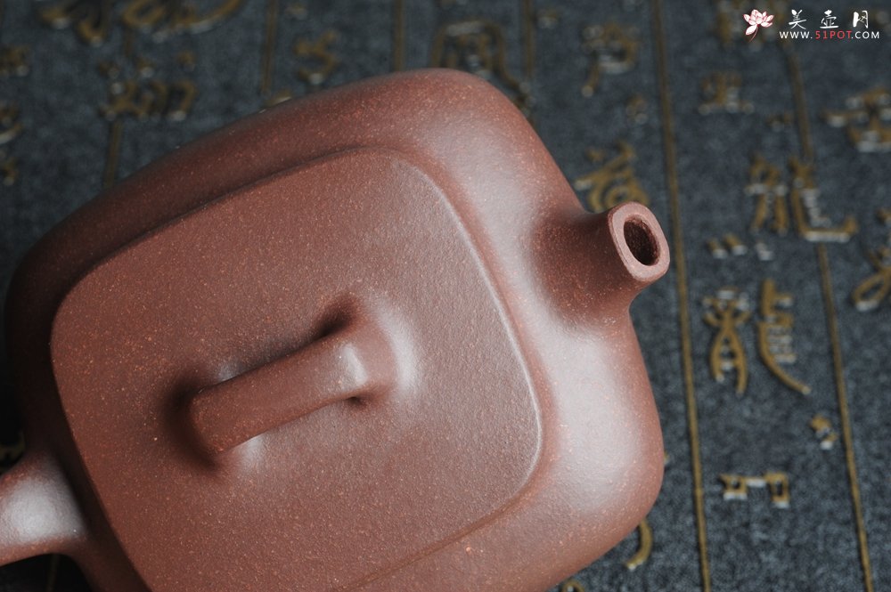 紫砂壶图片：优质紫泥 美壶特惠小四方 泥料油润 一捺底 - 宜兴紫砂壶网