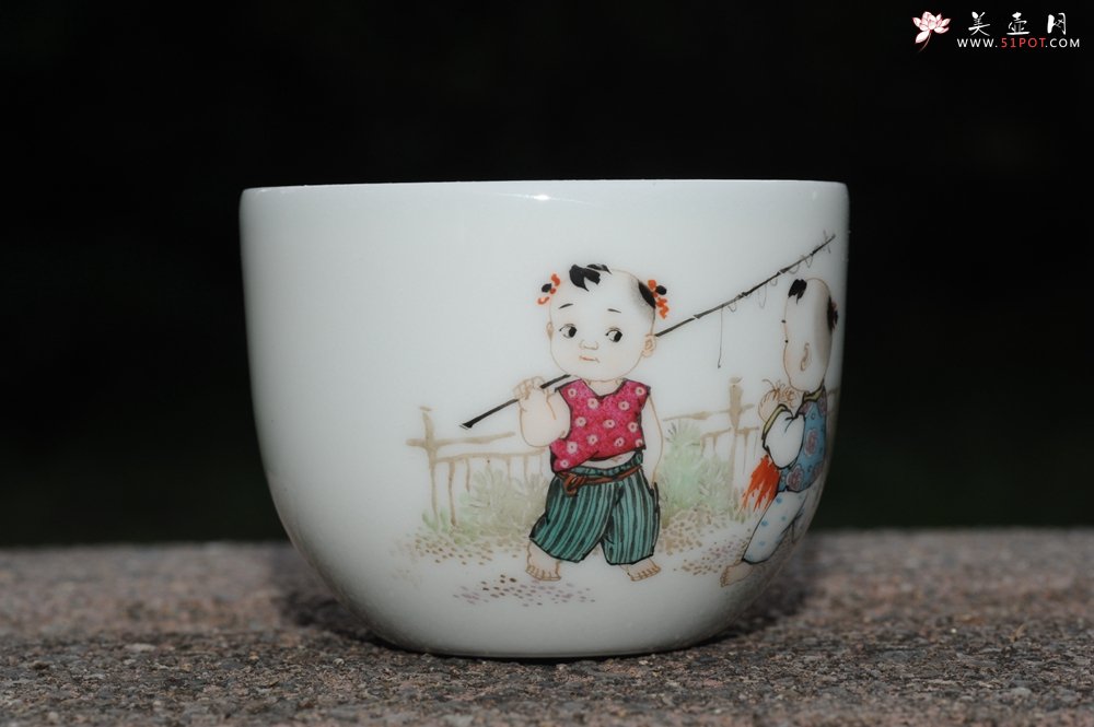 紫砂壶图片：双童子准备去钓鱼 景德镇主人杯 - 宜兴紫砂壶网