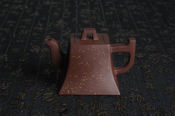 紫砂壶图片：美壶特惠 全手工四方镶制铺砂方钟 一气呵成 口盖完美无暇 未整过口 不露砂 - 宜兴紫砂壶网