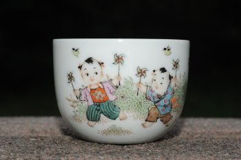 紫砂壶图片：双人童子风筝 景德镇主人杯 - 宜兴紫砂壶网