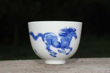 紫砂壶图片：生肖马 景德镇全手工手绘青花主人杯 - 宜兴紫砂壶网