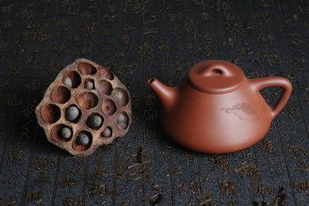 紫砂壶图片：骨肉匀挺 毛国强徒弟陆轶舟文气装饰 全手工子冶石瓢 - 宜兴紫砂壶网