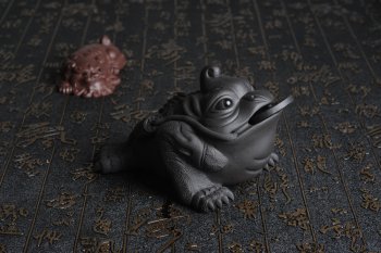 紫砂壶图片：美宠特惠 独角醉美招财金蟾茶宠 - 宜兴紫砂壶网