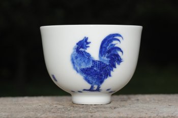 紫砂壶图片：生肖鸡 景德镇全手工手绘青花主人杯 - 宜兴紫砂壶网
