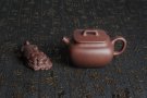 紫砂壶图片：优质紫泥 美壶特惠小四方 泥料油润 一捺底 - 宜兴紫砂壶网