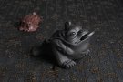 紫砂壶图片：美宠特惠 独角醉美招财金蟾茶宠 - 宜兴紫砂壶网