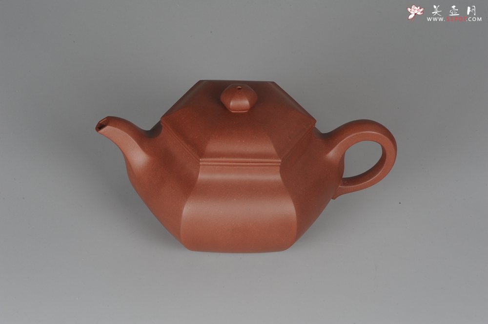 紫砂壶图片：气势磅礴 线面挺括平正 全手工六方仿古壶 - 宜兴紫砂壶网