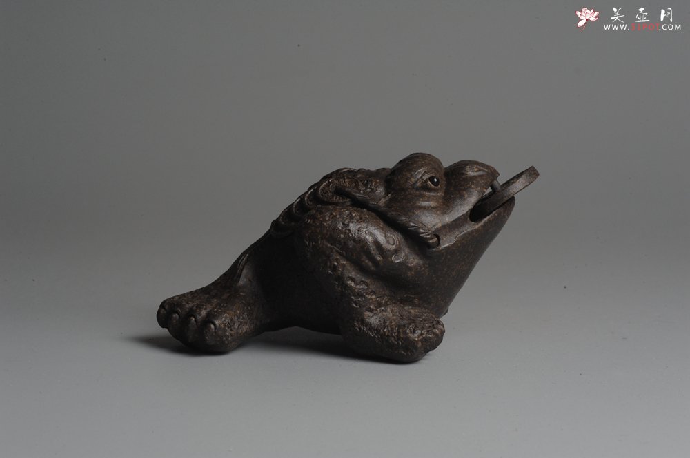 紫砂壶图片：美宠双节特惠 肌理丰富 古铜泥小金蟾茶宠 口吐金钱 招财宝 - 宜兴紫砂壶网