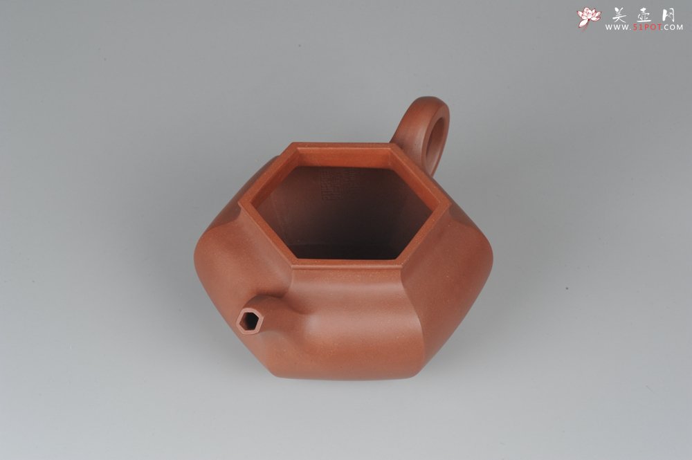 紫砂壶图片：气势磅礴 线面挺括平正 全手工六方仿古壶 - 宜兴紫砂壶网