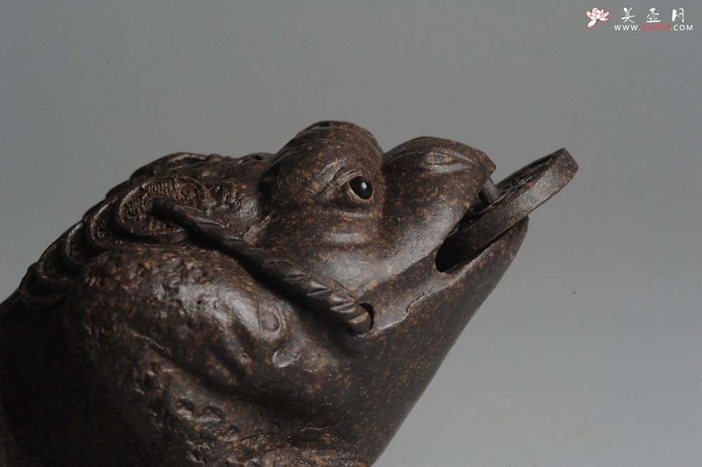 紫砂壶图片：美宠双节特惠 肌理丰富 古铜泥小金蟾茶宠 口吐金钱 招财宝 - 宜兴紫砂壶网