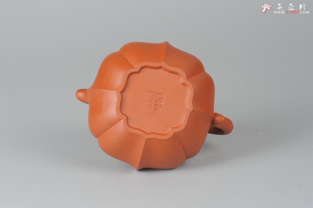 紫砂壶图片：优质小红泥莲花僧帽 线条干净利落 - 宜兴紫砂壶网