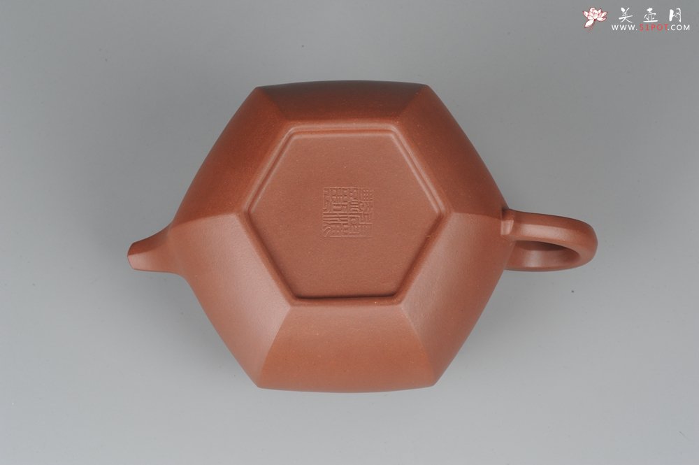 紫砂壶图片：气势磅礴 线面挺括平正 全手工六方仿古壶 - 宜兴紫砂壶网