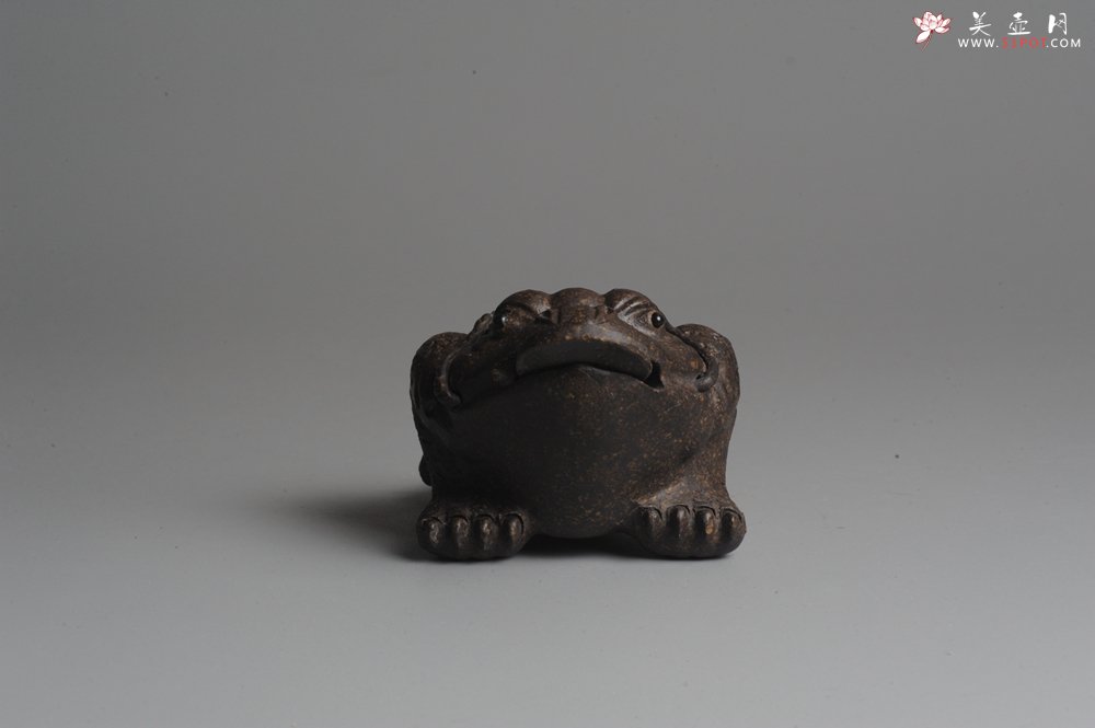 紫砂壶图片：美宠双节特惠 肌理丰富 古铜泥小金蟾茶宠 口吐金钱 招财宝 - 宜兴紫砂壶网