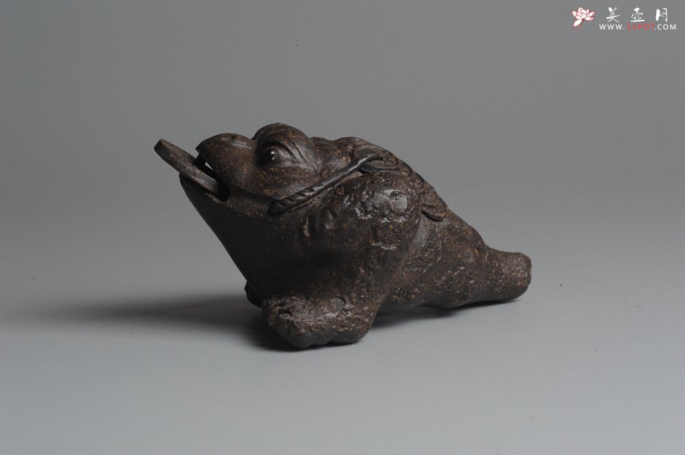 紫砂壶图片：美宠双节特惠 肌理丰富 古铜泥小金蟾茶宠 口吐金钱 招财宝 - 宜兴紫砂壶网