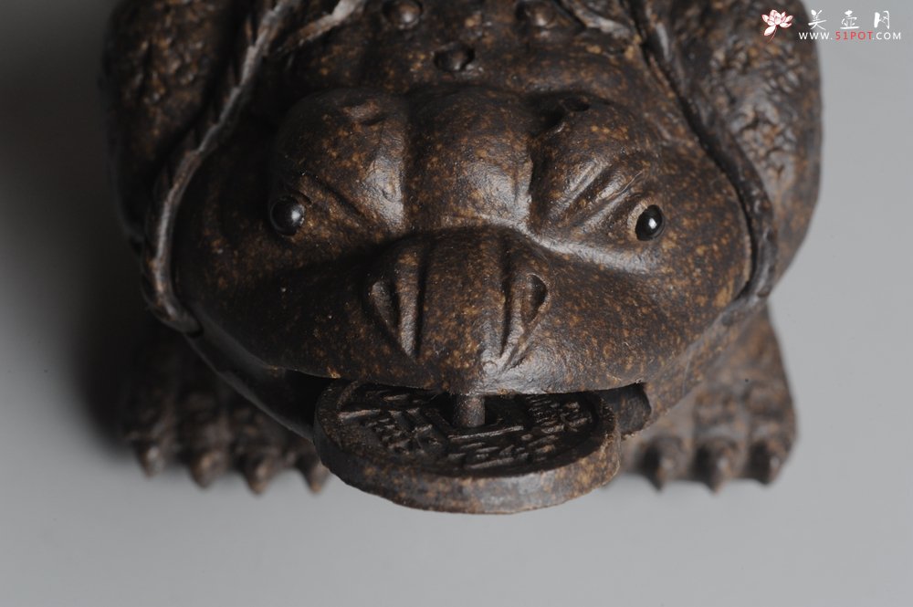 紫砂壶图片：美宠双节特惠 肌理丰富 古铜泥小金蟾茶宠 口吐金钱 招财宝 - 宜兴紫砂壶网